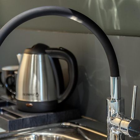 Andrews Luxury Suites Near The Airport Ираклион Экстерьер фото