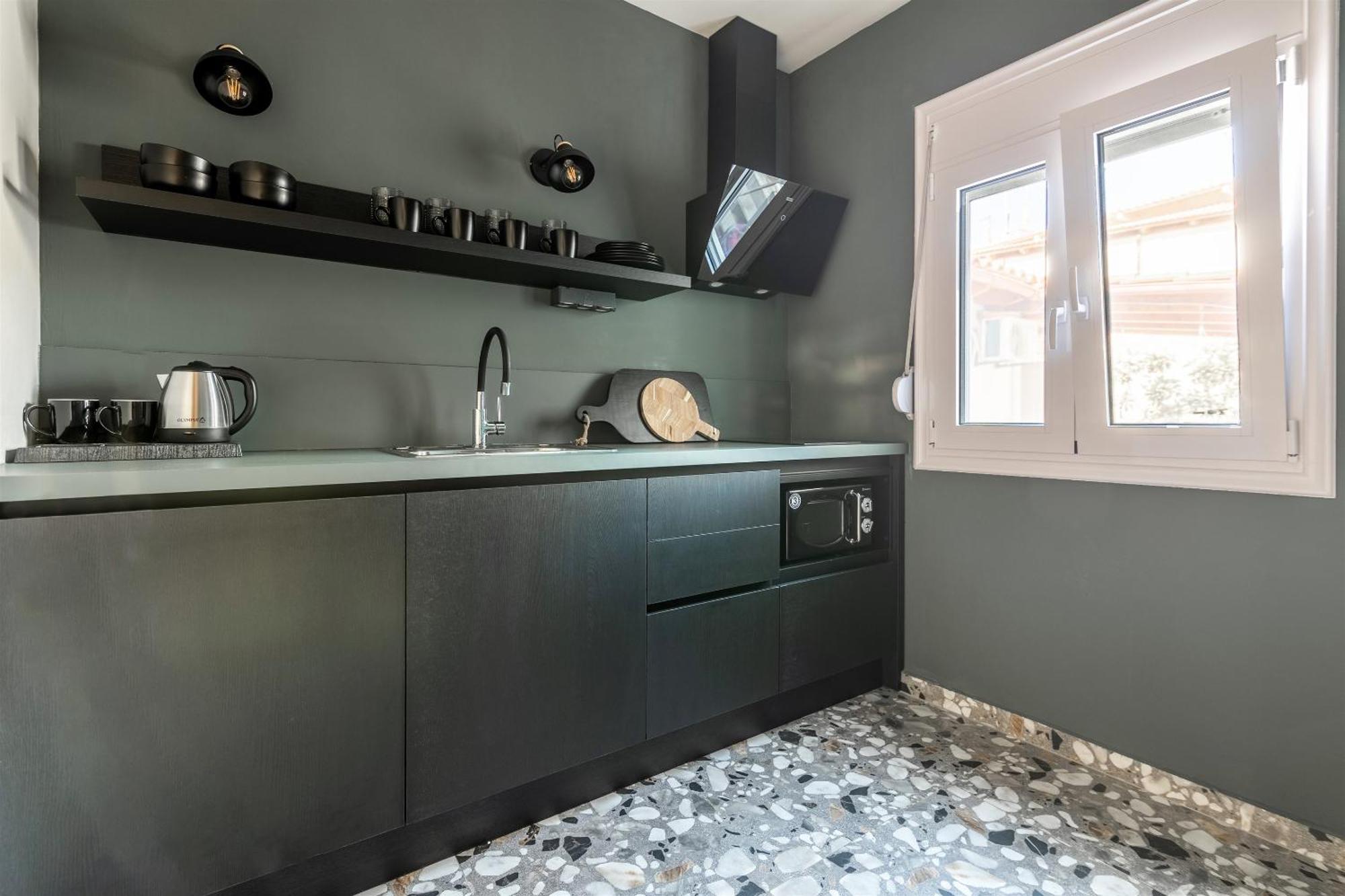 Andrews Luxury Suites Near The Airport Ираклион Экстерьер фото