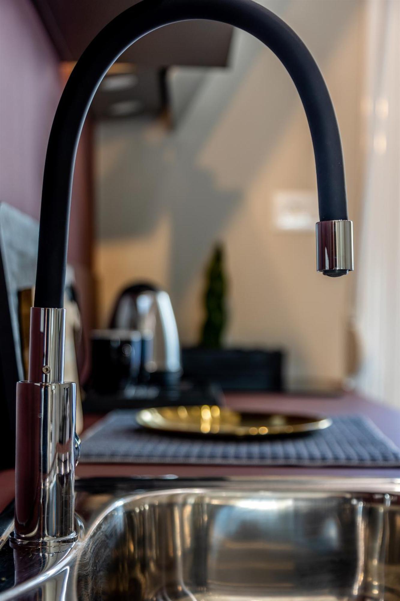 Andrews Luxury Suites Near The Airport Ираклион Экстерьер фото